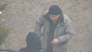 Мужики и женщина курят на улице