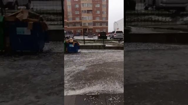 ⚡️В Новосибирске прошел град размером с теннисный мяч и сильный ливень.