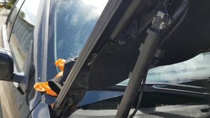 Замена амортизаторов капота BMW; БМВ e36