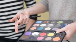 Как просто выделить скулы. Дневной макияж. Тени для голубых глаз.