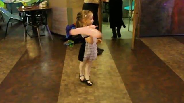 Игры с воздушными шарами Стреляемся шарами Детский праздник смотреть онлайн