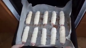 Сосиски в слоеном дрожжевом тесте)