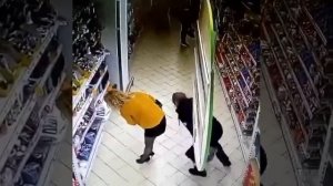 Подглядун, мужик заглядывает под юбки бабам в магазине, видеокамера все засняла, ну и че там, прико