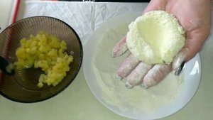 Вкуснейшие сырники с яблочной начинкой внутри.