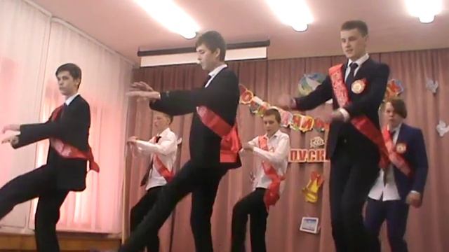 Последний танец на последнем звонке. Танцуют мои выпускники.... смотреть онлайн