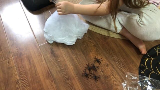 София украшает квартиру к Хэллоуин паутиной и страшными пауками/Halloween 2021 смотреть онлайн