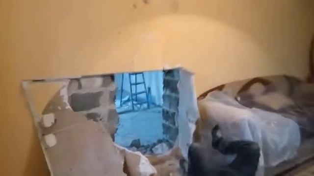 Проломил стену и попал к соседу, приколы на стройке и как надо делать ремонт смотреть онлайн