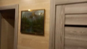 ламинат на стену в прихожей,  очень практично и симпатично