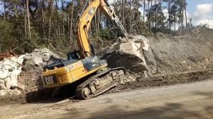 Rock Breaker/Stone Breaker Excavator Caterpillar 340D 2L break big stone in blind spot of mine road