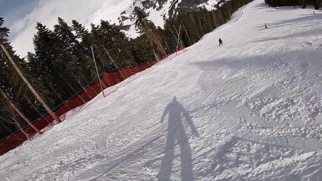 Архыз горнолыжный курорт. Черная трасса, спуск на горных лыжах. Северный склон. Cеверное сияние.