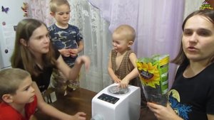 Делаем подсолнечное масло из жареных неочищенных семечек. Маслопресс Rawmid. Семья Бровченко.