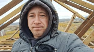 Задолбала эта стройка. Дожди льют не переставая. Не могу закончить крышу...