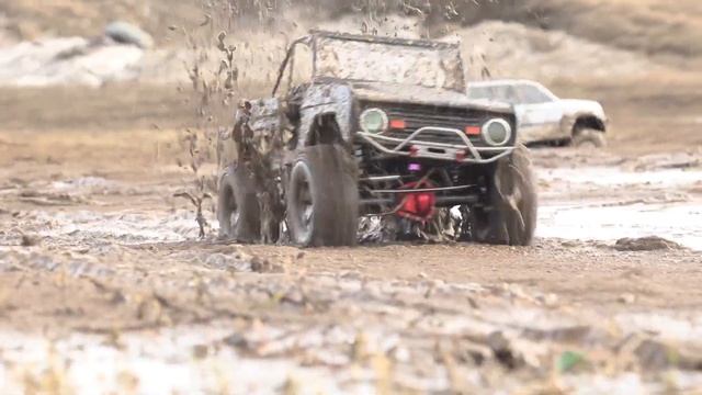 Топовые машинки на радиоуправлении в грязи Toyota Land Cruiser, Hummer H2