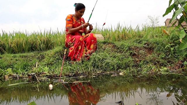 New fishing video ?? || Beautiful village lady is fishing with a hook in a rice field canal смотреть онлайн