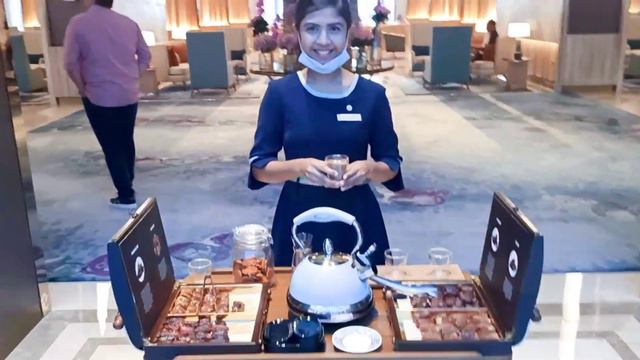 @Приятная девушка угощает бесплатно чаем с финиками смотреть онлайн