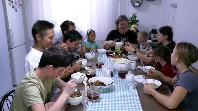 МУКБАНГ. Папа приболел, опять я одна с детьми смотреть онлайн