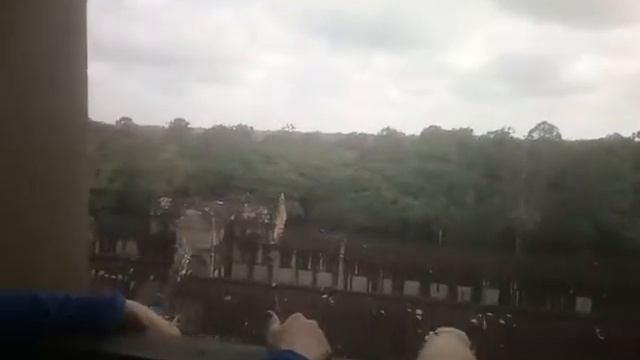 А сколько градусов в раю？На третьем уровне храма Вишну в Ангкорват в Камбодже. смотреть онлайн