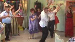 Танец друзей на свадьбе