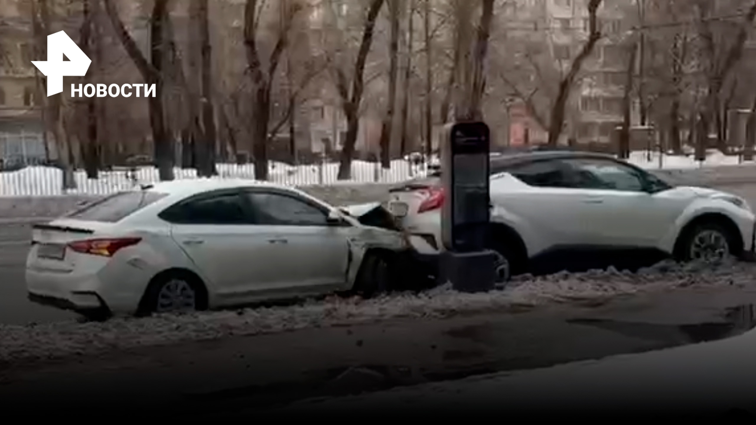 Неадекват крушит машины на Дубровке / РЕН Новости