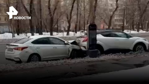 Неадекват крушит машины на Дубровке / РЕН Новости