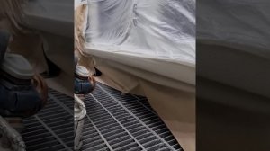 Нанесение антигравия на пороги автомобиля.