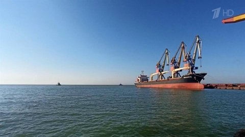 В Мариуполе начал работу порт, освобожденный от украинских националистов
