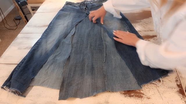 How To Make a Long Maxi Skirt From a Pair of Jeans смотреть онлайн