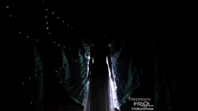 Очень красивый танец со светящимися крыльями. смотреть онлайн