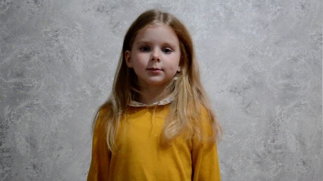 Девочка читает.Эмилия читает на белорусском языке "Матуля" смотреть онлайн