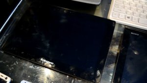 Cмотреть всем!Ребёнок разбивает телефоны+бонус разбиваем iphone