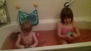 Купаемся в ВАННОЙ с КРАСКОЙ и ШИПУЧКОЙ TINTI цветная вода