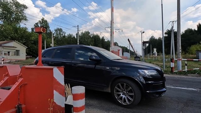 Железнодорожный переезд с двумя шлагбаумами  - обычным и противотаранным / Часть 1