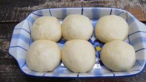 Сдобные булочки в сливочной заливке