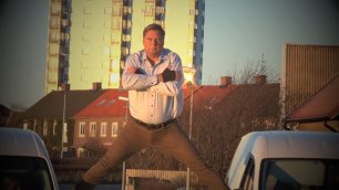 Мэр шведского города попытался повторить рекламный шпагат Ван Дамма