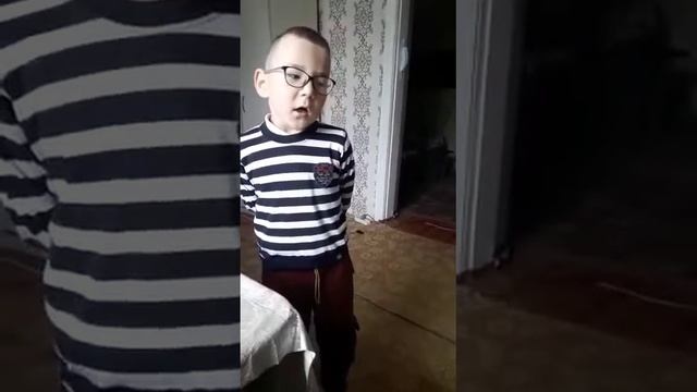 учит таблицу умножение