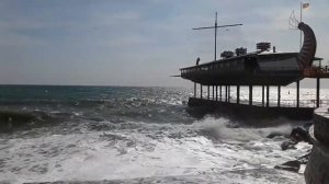 Очень сильные волны Чёрного моря