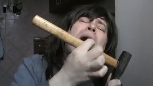 Иностранец говорит про молоток Видео прикол