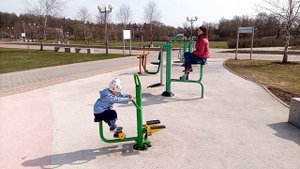 Поездка в парк Красная Пахра: кормим уточек, спуск на беговеле, тренажеры, качели и игрища на рампе