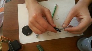 Устройство заслонки подачи корма в автоматической кормушке для кур и перепелов.