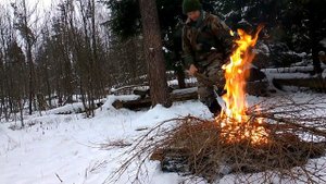 КАК РАЗВЕСТИ КОСТЕР В ЗИМНЕМ ЛЕСУ