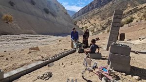 Nomadic life in Iran, the challenges of a five-month pregnant wife, to create a shelter in winter