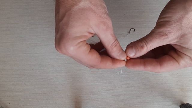 КАК правильно насадить пенопласт на крючок при ловле на макушатник.
