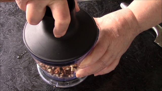 Простой, изысканный и очень вкусный салат Курочка ряба с ананасами и орехами украсит любой стол!