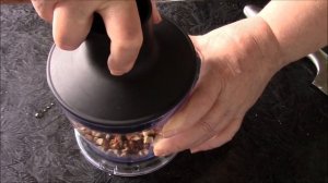 Простой, изысканный и очень вкусный салат Курочка ряба с ананасами и орехами украсит любой стол!