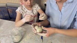 Лепим матрешку из глины для детского сада