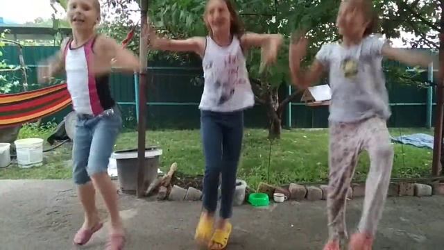 Девченки зажигают на даче.Воспоминание о лагере.Отдых.Друзья. смотреть онлайн