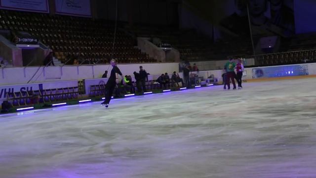 Евгений Плющенко .Тройной аксель на репетиции шоу Короли льда Ростов 28.10.15 смотреть онлайн
