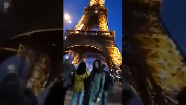 Вечірній Париж. Ейфелева вежа. Eiffel Tower. The most trusting show