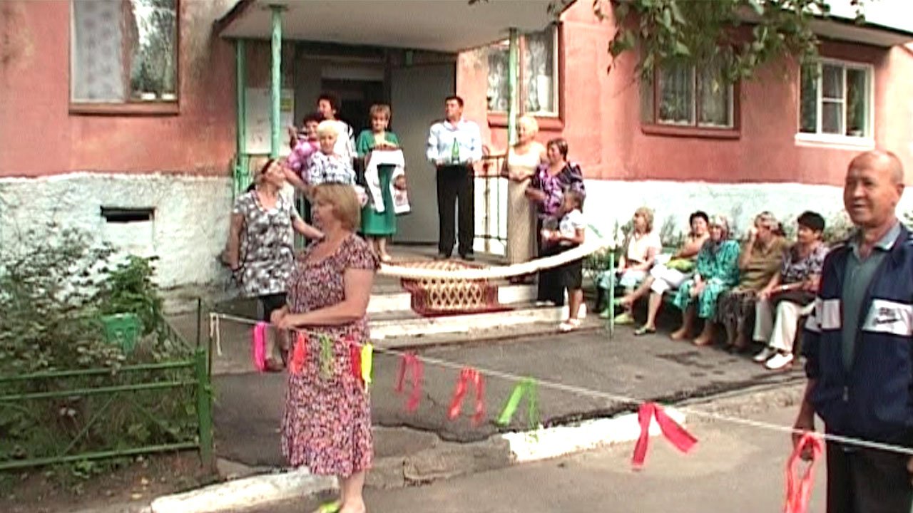 Соседи перекрыли молодожёнам дорогу к дому смотреть онлайн