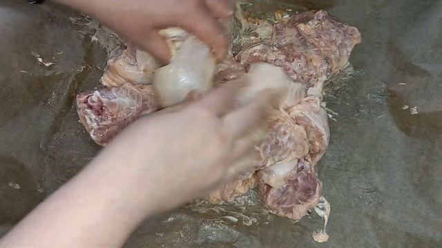 Теперь куриные бедрышки в духовке готовлю только так, готовить быстрее и мясо получается сочнее смотреть онлайн